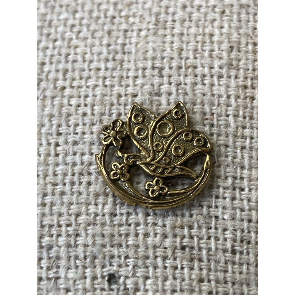 Unique Vintage Gold Tone Round Butterfly Fashion Lapel Pin Tie Tac